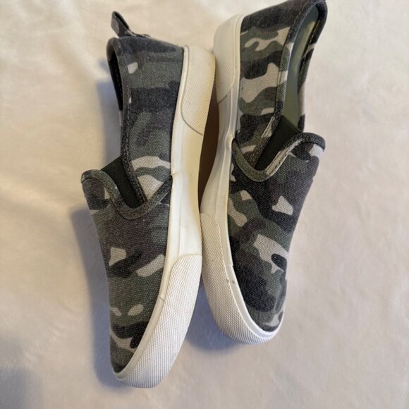 SIZE 7 Tommy Bahama Green Camo Slip On Sneakers - Picture 9 of 10